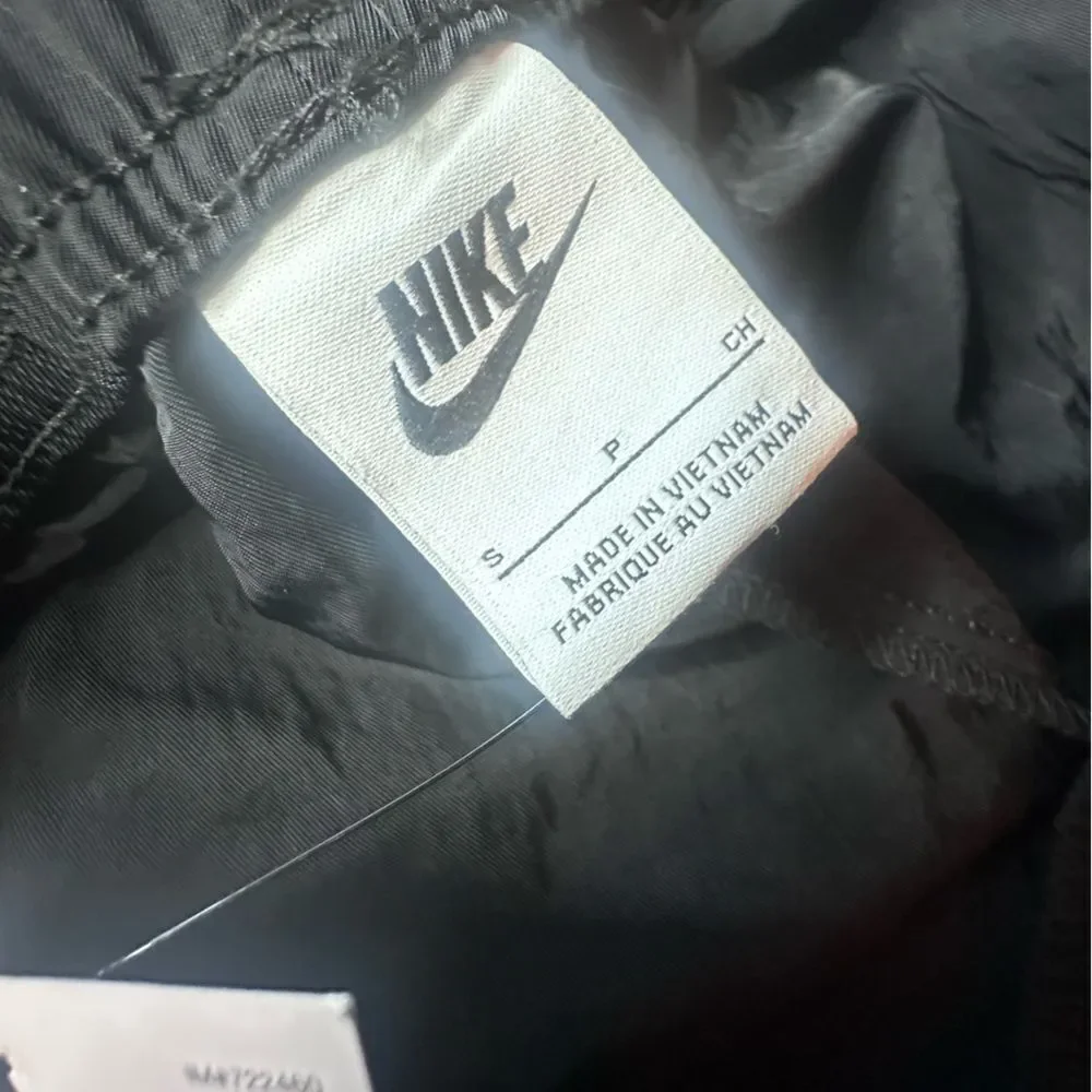Nike Essential Woven High Rise Cargo Shorts Size Small NWTs